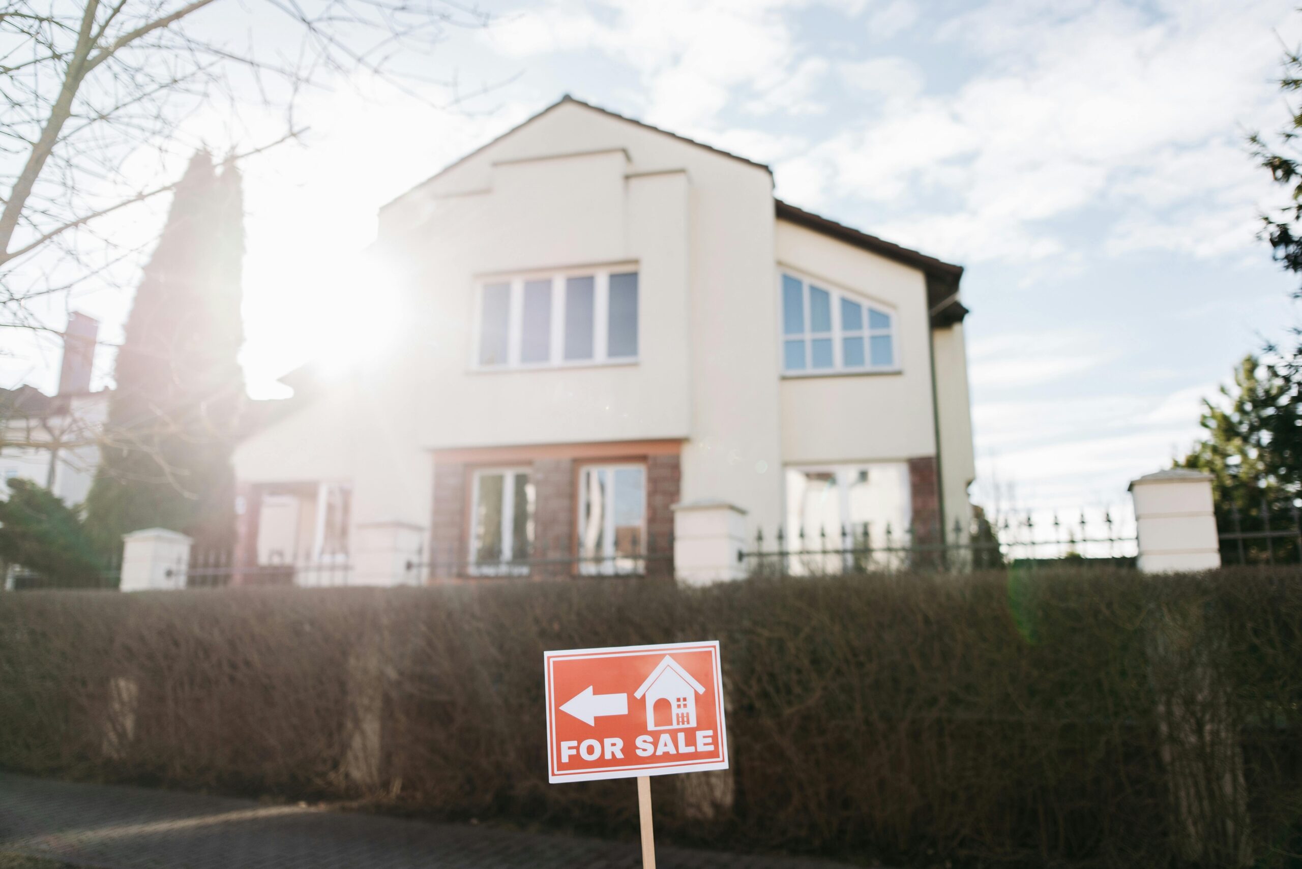 The Pros and Cons of Selling Your Home Quickly for a Cash Offer When Moving Abroad